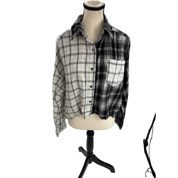 Steve Madden Womens M Plaid Button Front Shirt Black Gray Split Flannel Cropped - Picture 1 of 7